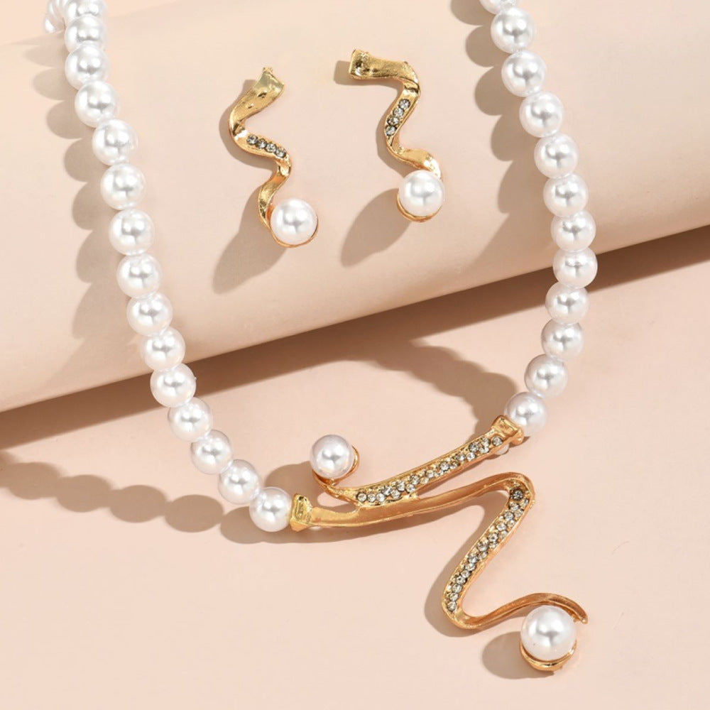 Conjunto de Brincos e Colar com Pérolas – Dois Peças de Pura Elegância