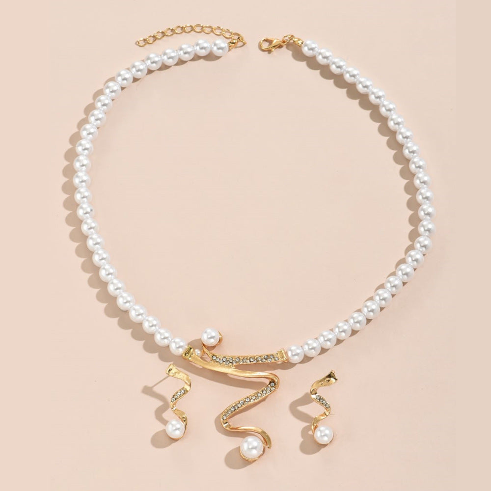 Conjunto de Brincos e Colar com Pérolas – Dois Peças de Pura Elegância