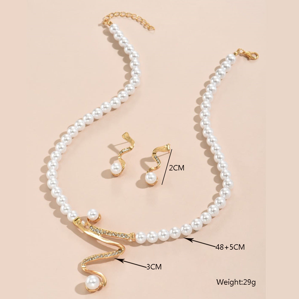 Conjunto de Brincos e Colar com Pérolas – Dois Peças de Pura Elegância